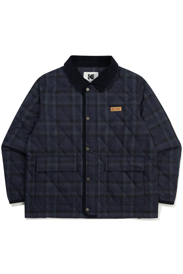 씨네프레임 체크 경량 퀼팅 재킷 NAVY는 가을, 겨울철 캐주얼 스타일을 완성하는 필수 아이템입니다. 네이비 컬러에 체크 패턴이 더해져 클래식하면서도 미니멀한 분위기를 연출합니다. 가볍고 부드러운 나일론 소재로 제작되어 편안한 착용감을 선사하며, 레귤러 핏과 스냅 여밈 방식으로 깔끔한 실루엣을 강조합니다. 출근룩과 여행룩 등 다양한 TPO에 활용 가능하며, 어떤 스타일에도 자연스럽게 어울리는 활용도 높은 퀼팅 재킷입니다.
