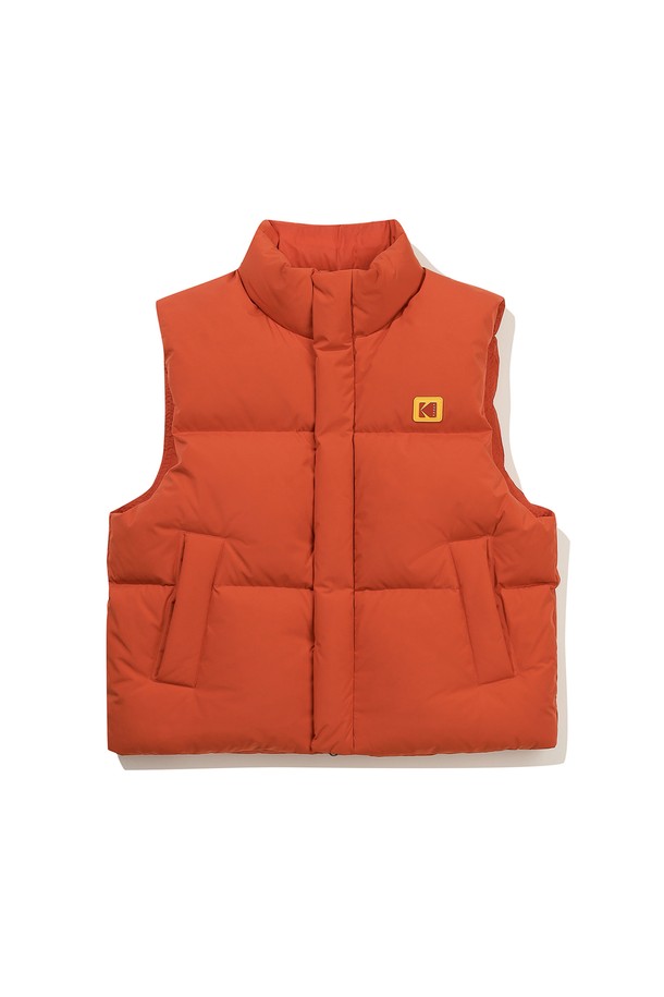 **스텐넥 덕다운 베스트 ORANGE**는 세미 오버핏으로 디자인된 겨울철 방한용 베스트입니다. 오렌지 컬러의 이 베스트는 데일리 출근룩에 미니멀, 클래식, 캐주얼 스타일을 더해줍니다. 스탠넥 디자인과 소매 및 밑단 스트랩으로 편안한 착용감을 제공하며, 바람을 막아주는 원드스토퍼 기능이 있습니다. 700필파워 이상의 유러피언 물라드 덕다운과 오리 솜털 80%, 오리 깃털 20%의 충전재를 사용하여, 가볍지만 뛰어난 보온성을 자랑합니다. 지속 가능한 소재를 사용하여 고급스러운 촉감을 느낄 수 있습니다.
