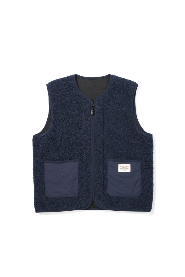 브라우니 리버시블 플리스 베스트 BLACK은 가을과 겨울에 따뜻하게 입을 수 있는 남녀 공용 베스트입니다. 부드러운 촉감의 두꺼운 플리스 소재로 제작되어 편안한 착용감을 선사하며, 캐주얼 및 스포티 스타일을 연출하기 좋습니다. 블랙 컬러의 무지 디자인으로 어떤 옷에도 쉽게 매치할 수 있으며, 레귤러핏으로 제작되어 활동성을 높였습니다. 집업 스타일의 민소매 디자인으로, 리버시블 및 포켓 디테일이 있어 실용성을 더했습니다.
