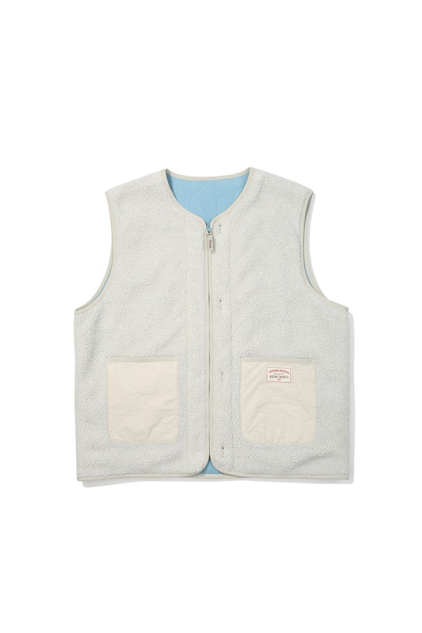 부드러운 촉감의 브라우니 리버시블 플리스 베스트 아이보리입니다. 가을, 겨울철 따뜻하게 활용할 수 있는 두꺼운 두께감의 플리스 소재로 제작되었으며, 캐주얼 및 미니멀 스타일을 즐겨 입는 분들께 추천합니다. 민소매 디자인으로 활동성을 높였으며, 집업 방식으로 간편하게 착용 가능합니다. 리버시블 디자인으로 다양한 스타일 연출이 가능하며, 캠핑룩이나 산책룩에 매치하기 좋습니다. 레귤러핏으로 편안하게 착용할 수 있는 데일리 베스트입니다.
