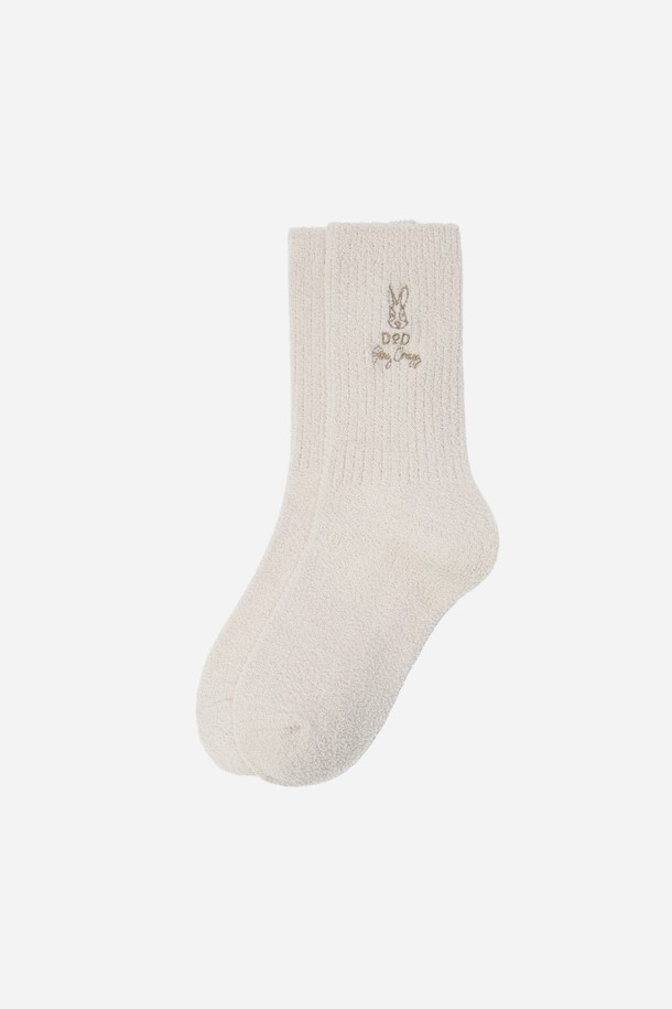 아이보리 색상의 탁텔 캠핑 크루삭스는 캠핑, 하이킹, 트레킹, 일상에서 폭넓게 활용 가능한 양말입니다. 가볍고 통기성이 우수한 얇은 두께로 제작되었으며, 흡습 및 속건 기능으로 쾌적한 착용감을 제공합니다. 탁텔 나일론 원사를 사용하여 아웃도어 활동에 적합하며, 수분 관리 기능이 특징입니다. 캐주얼, 스포티, 고프코어 스타일을 아우르며 캠핑룩, 등산룩, 러닝룩에 잘 어울립니다. 사계절 모두 착용할 수 있는 실용적인 아이템입니다.
