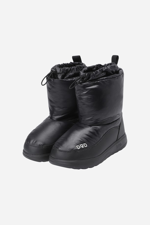 코어 하이웜 부츠(BLACK)는 여성용 부츠로, 무지 패턴의 블랙 컬러가 돋보이는 제품입니다. 데일리 착용에 적합하며, 미니멀, 클래식, 캐주얼 스타일을 모두 소화합니다. 합성가죽, 폴리에스테르, 고무를 주요 소재로 사용, 보온성을 강화하여 겨울철에도 따뜻하게 착용할 수 있습니다. 볼륨감 있는 디자인과 가벼운 나일론 소재, 그리고 에어로젤 안감으로 세련된 분위기를 연출합니다. 프리토 앞코 디자인으로 편안함까지 더했습니다.
