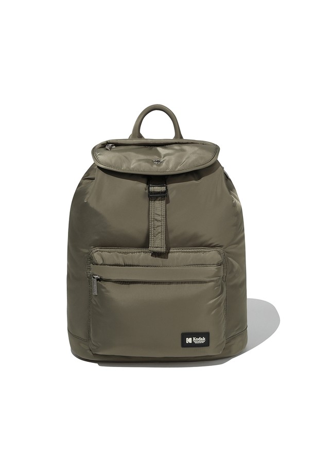 플래쉬트윌 미디움 백팩 카키는 남성을 위한 가방으로, 미니멀, 캐주얼, 시티보이 스타일을 추구하는 분들께 적합합니다. 나일론과 폴리에스테르 소재로 제작되어 내구성이 뛰어나며, 사각형 모양에 버클 디테일로 포인트를 더했습니다. 넉넉한 수납공간과 외부 포켓, 지퍼 및 버클 잠금 방식으로 실용성을 높였으며, 출근룩, 여행룩, 비즈니스 캐주얼 등 다양한 TPO에 활용할 수 있습니다. 사이즈 조절이 가능하여, 사용자의 편의에 맞춰 멜 수 있습니다.
