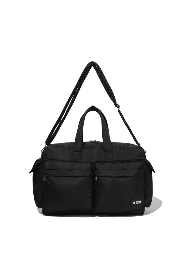 플래쉬트윌 미디움 토트백 BLACK은 미니멀, 클래식, 시크 스타일을 추구하는 남성 고객을 위한 가방입니다. 트윌 소재, 블랙 컬러, 사각 모양에 무지 패턴으로 심플함을 강조했으며, 지퍼형 잠금 방식으로 소지품을 안전하게 보관할 수 있습니다. 숄더 스트랩과 손잡이가 있어 실용적이며, 일상 및 여행 등 다양한 TPO에 활용 가능합니다. 미디움 사이즈로 넉넉한 수납공간을 제공하여 활용성을 높였습니다.
