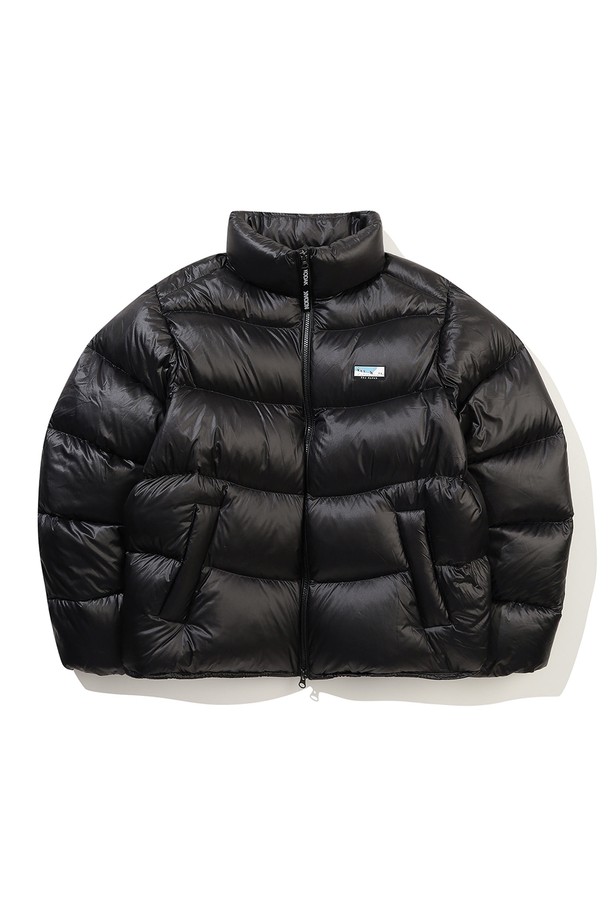 컬러라마 구스 다운 재킷 BLACK은 겨울철 여행룩과 캐주얼, 스포티, 미니멀 스타일을 모두 아우르는 남녀 공용 아우터입니다. 두꺼운 두께감과 부드러운 촉감의 나일론 소재로 제작되어 뛰어난 보온성과 경량성을 자랑합니다. 무지 디자인에 오버핏으로 제작되어 편안한 착용감을 선사하며, 집업 여밈 방식과 숏패딩 스타일로 간편하게 스타일링할 수 있습니다. 긴 소매 기장과 구스다운 충전재를 사용하여 추운 날씨에도 따뜻하게 몸을 보호해 줍니다. 블랙 컬러로 어떤 옷에도 쉽게 매치하여 다양한 스타일을 연출할 수 있습니다.
