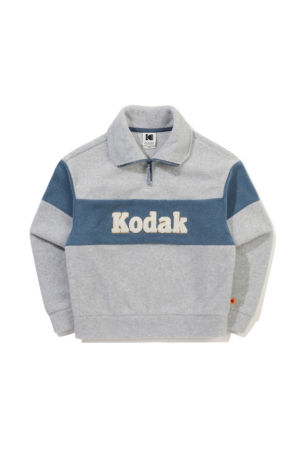 M.GREY 컬러의 여성용 컬러블럭 마이크로플리스 반집업 맨투맨입니다. 부드러운 촉감의 마이크로플리스 소재로 제작되어 가을, 겨울 시즌에 따뜻하게 착용할 수 있습니다. 캐주얼, 스포티, 미니멀 스타일을 모두 소화하며, 산책룩과 집콕룩에 적합합니다. 레귤러핏에 긴 소매 기장, 컬러블럭 패턴과 로고 디테일이 돋보입니다. 두꺼운 두께감의 반집업 디자인으로 스타일리시함과 보온성을 동시에 갖춘 아이템입니다.
