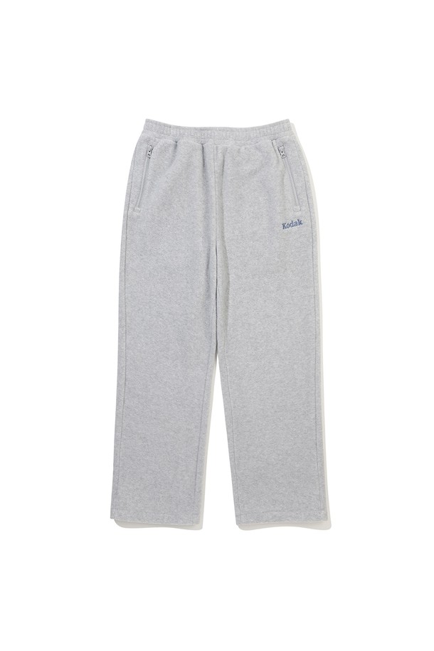 마이크로플리스 스트링 조거 팬츠 M.GREY는 부드러운 촉감의 플리스 소재로 제작되어 가을, 겨울철 따뜻하게 입을 수 있는 남성용 조거 팬츠입니다. 릴랙스 핏으로 편안함을 강조했으며, 무지 디자인에 그레이 컬러로 어떤 옷에도 쉽게 매치할 수 있습니다. 허리 부분은 밴딩 처리되었으며, 스트링 디테일로 사이즈 조절이 용이합니다. 캐주얼, 스포티, 미니멀 스타일을 즐겨 입는 분들께 추천하며, 집콕룩이나 산책룩으로 활용하기 좋습니다. 
