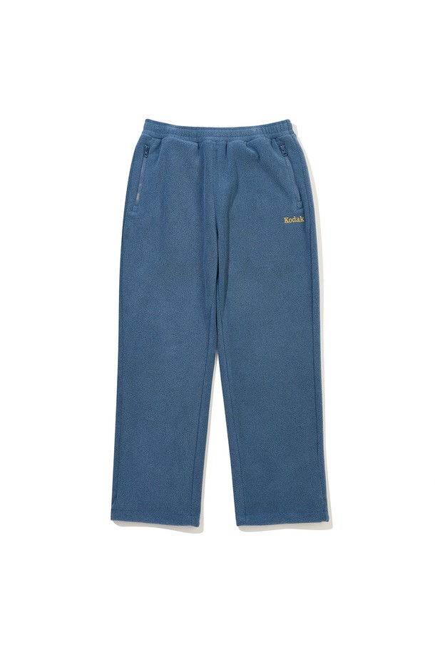 마이크로플리스 스트링 조거 팬츠 BLUE는 캐주얼, 스포티, 미니멀 스타일을 추구하는 분들을 위한 아이템입니다. 부드러운 촉감의 플리스 소재로 제작되어 봄, 가을에 따뜻하게 착용할 수 있으며, 릴랙스 핏과 밴딩 허리, 스트링 디테일로 편안함을 더했습니다. 일상, 산책, 집콕 등 다양한 TPO에 활용하기 좋으며, 무지 디자인의 블루 컬러로 어떤 상의와도 쉽게 매치할 수 있습니다. 두꺼운 두께감으로 보온성을 높였으며, 조거핏으로 트렌디한 스타일을 연출합니다.
