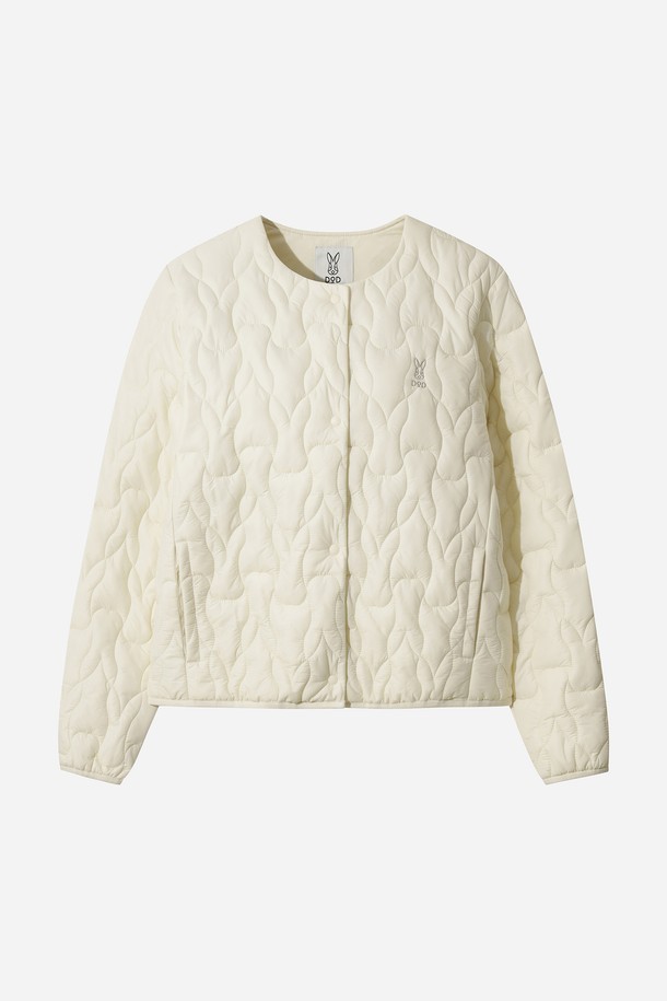 여성) 우사기 래빗 패딩 재킷 (IVORY)은 겨울철 따뜻함과 스타일을 동시에 만족시키는 캐주얼 패딩 재킷입니다. 아이보리 컬러의 부드러운 나일론 소재로 제작되어 포근한 착용감을 선사하며, 퀄팅 디자인이 돋보입니다. 크롭 기장과 레귤러핏으로 트렌디한 스타일을 연출하며, 집업 여밈 방식으로 간편하게 착용할 수 있습니다. 두꺼운 두께감으로 보온성을 높였으며, 긴 소매와 부드러운 안감으로 편안함을 더했습니다. 일상복으로 활용하기 좋은 미니멀한 디자인의 패딩 재킷입니다.
