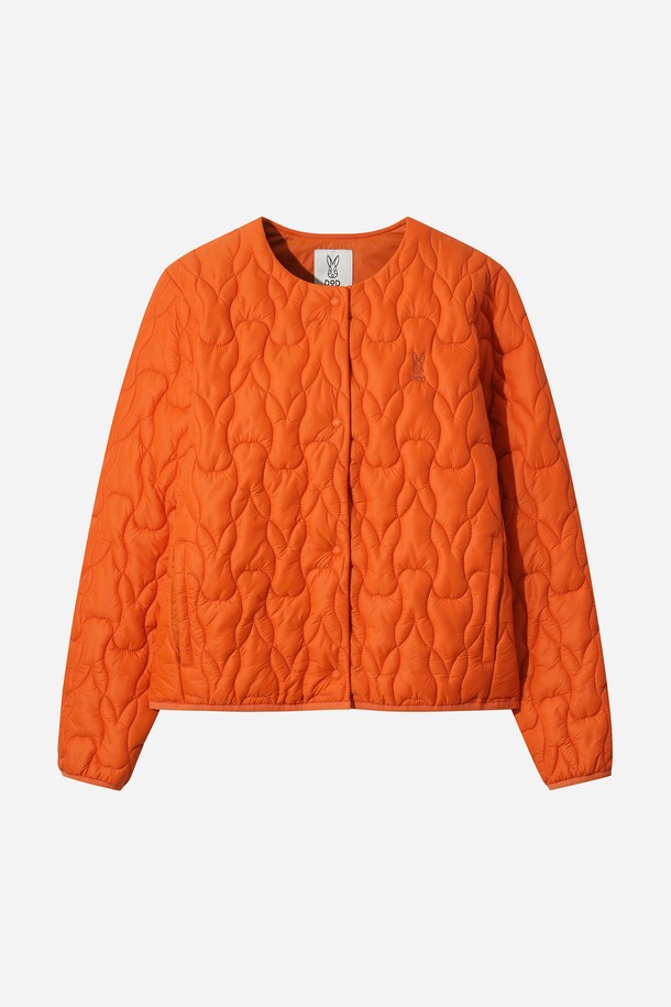 여성) 우사기 래빗 패딩 재킷 (ORANGE)은 겨울철 따뜻함과 귀여움을 동시에 잡을 수 있는 캐주얼 패딩입니다. 퀄팅 패턴과 부드러운 나일론 소재, 두꺼운 두께감으로 포근한 착용감을 선사합니다. 집업 스타일과 레귤러핏으로 편안하게 착용 가능하며, 긴 소매 기장으로 보온성을 높였습니다. 여행룩, 캠핑룩 등 다양한 TPO에 활용 가능하며, 캐주얼, 미니멀, 고프코어 스타일을 즐겨 입는 여성분들께 추천합니다. 특히, 우사기 래빗 캐릭터 디자인이 사랑스러운 포인트를 더합니다.
