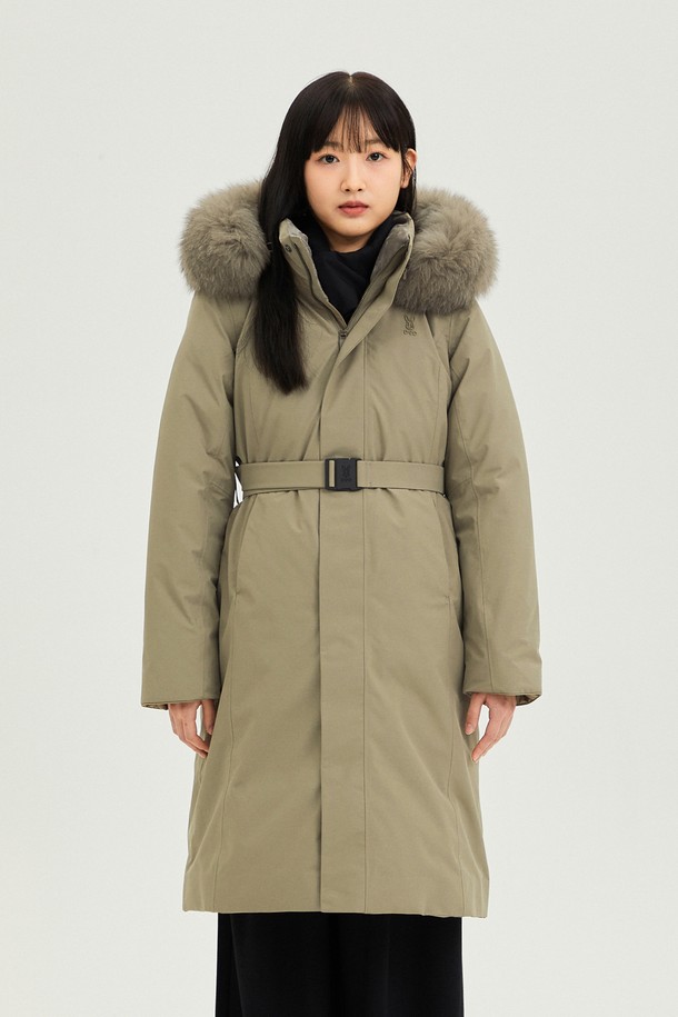 여성) 데카히트 구스 롱다운 재킷(BEIGE)은 추운 겨울, 일상과 캐주얼 스타일을 모두 만족시키는 필수 아이템입니다. 부드러운 촉감의 구스다운 소재로 제작되어 뛰어난 보온성과 방풍 기능을 제공하며, 롱 기장과 레귤러핏으로 편안한 착용감을 선사합니다. 베이지 컬러의 무지 디자인은 어떤 스타일에도 잘 어울리며, 지퍼와 버클 여밈 방식으로 더욱 따뜻하게 몸을 감싸줍니다. 퍼 후드와 벨트 디테일이 더해져, 스타일리시함과 보온성을 동시에 잡은 겨울 패딩 코트입니다.
