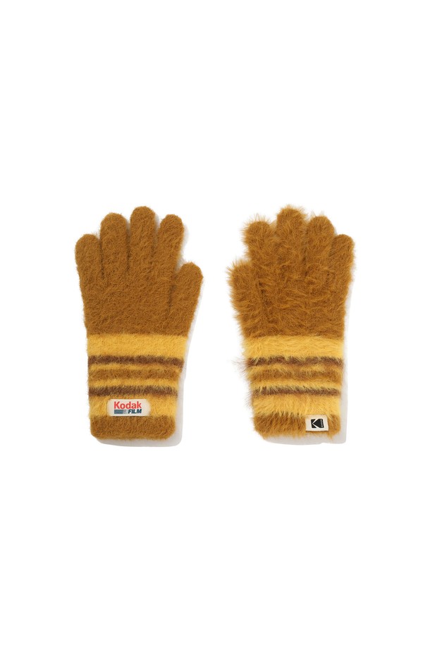 옐로우 컬러의 헤어리 스트라이프 글러브입니다. 기모 소재로 제작되어 부드러운 촉감을 선사하며, 겨울철 보온성을 높여줍니다. 캐주얼 및 미니멀 스타일 연출에 용이하며, 다양한 의상에 매치하기 좋습니다. 헤어리 텍스처와 스트라이프 패턴이 돋보이는 디자인으로, 개성 있는 포인트를 더해줍니다. 일상생활에서 따뜻하고 스타일리시하게 착용할 수 있는 장갑입니다.
