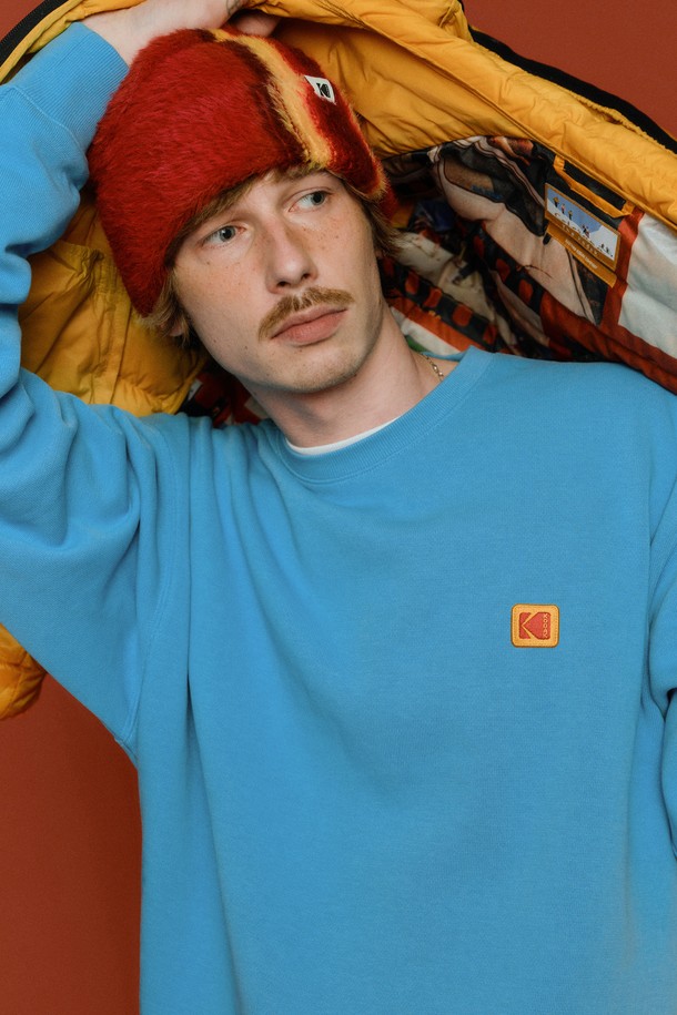 헤어리 컬러 스트라이프 비니 RED는 울과 아크릴 혼방 소재로 제작되어 부드러운 촉감을 자랑합니다. 가을, 겨울 시즌에 어울리는 두꺼운 두께감과 일반적인 모자 깊이로 편안하게 착용할 수 있습니다. 레드, 버건디, 옐로우 컬러 배색의 헤어리 스트라이프 패턴이 돋보이는 디자인으로, 캐주얼, 클래식, 미니멀 스타일 모두 소화 가능합니다. 출근룩과 모임룩에 포인트를 더해주는 아이템으로, 니트 소재 특유의 따뜻함과 스타일리시함을 동시에 느낄 수 있습니다.
