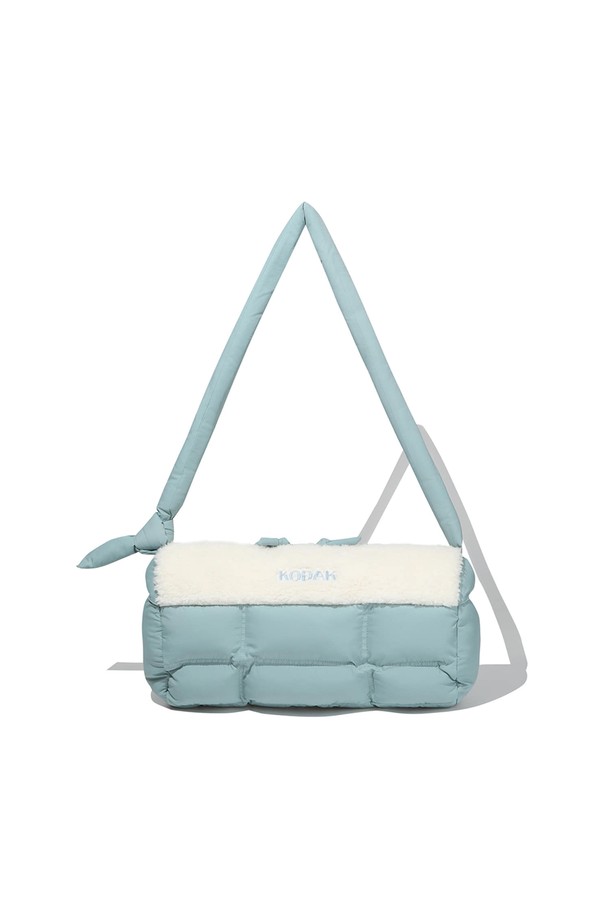 세련된 퀼팅 디자인이 돋보이는 라지 사이즈 크로스백입니다. 시원한 블루 컬러와 사각 쉐입이 어우러져 클래식하면서도 미니멀한 스타일을 연출합니다. 넉넉한 수납공간을 제공하며, 지퍼형 잠금 방식으로 소지품을 안전하게 보관할 수 있습니다. 일상생활에서 데일리 백으로 활용하기 좋은 아이템입니다. 퀄팅 디테일이 고급스러운 분위기를 더하며, 여성스러운 스타일을 완성해 줍니다.
