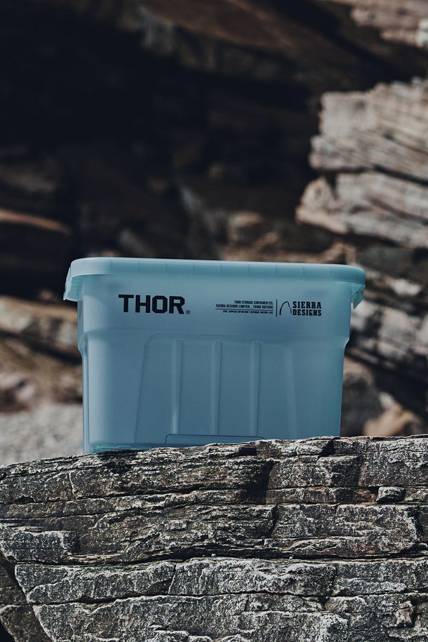 SIERRA DESIGNS (시에라 디자인) X THOR (토르) 스토리지 박스 22L 라이트 그레이는 캠핑 및 수납에 적합한 플라스틱 소재의 수납 박스입니다. 22L의 넉넉한 사이즈에 방수 기능과 경량성을 갖춰 실용성을 높였습니다. 직사각형 디자인으로 공간 활용도를 높였으며, 아웃도어 활동에 최적화되었습니다. SIERRA DESIGNS와 THOR 브랜드의 콜라보레이션으로 탄생한, 세련된 라이트 그레이 컬러의 스토리지 박스를 만나보세요.
