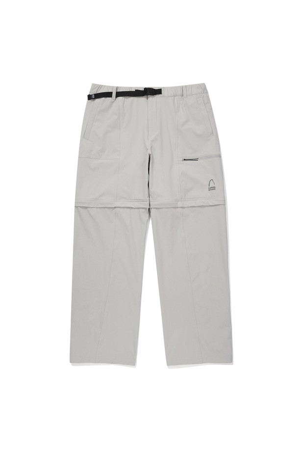 하프문(HALF MOON) 2WAY 팬츠는 세미 와이드 핏으로 제작되어 편안하면서도 스타일리시한 핏을 연출합니다. 그레이 컬러의 무지 디자인으로, 어떤 상의와도 매치하기 쉬워 활용도가 높습니다. 봄, 여름, 가을 시즌에 적합하며, 일상과 스포츠 활동 모두에 적합한 실용적인 아이템입니다. 얇고 부드러운 나일론 소재를 사용하여 활동성을 높였으며, 2WAY 디자인으로 반바지로 탈부착이 가능하여 다양한 스타일을 연출할 수 있습니다. 밴딩 처리된 허리 부분과 루즈핏으로 편안한 착용감을 제공합니다.
