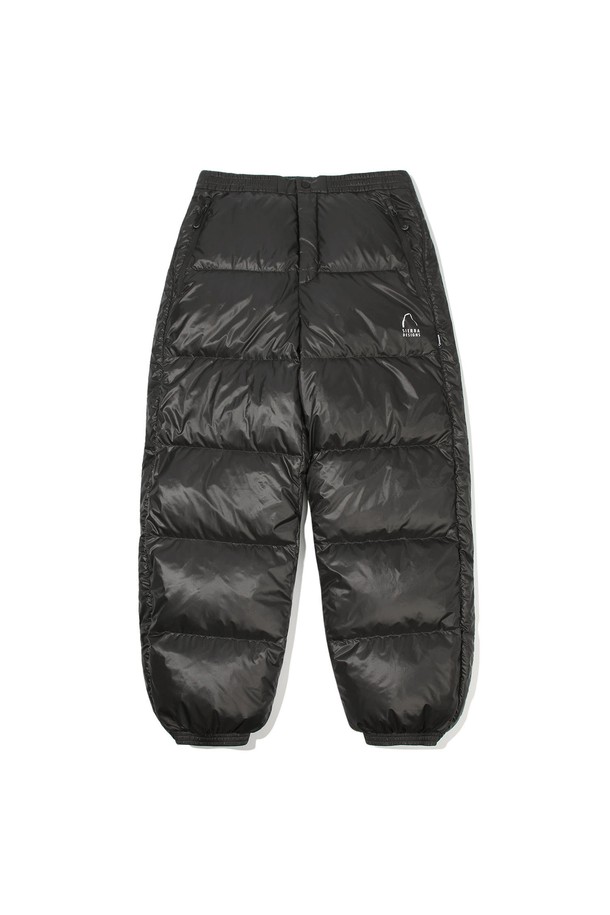 겟다운(GET DOWN) 백컨트리 구스다운 팬츠는 스노우스포츠, 하이킹, 아웃도어 활동에 적합한 겨울용 구스다운 팬츠입니다. 밴딩 처리된 허리와 세미와이드핏으로 편안한 착용감을 제공하며, 보온, 방수, 방풍 기능을 갖춰 뛰어난 활동성을 보장합니다. 루즈핏 디자인에 블랙 컬러, 무지 패턴으로 어떤 스타일에도 잘 어울립니다. 부드러운 촉감의 두꺼운 구스다운 충전재와 패딩 안감으로 따뜻함을 더했습니다. 백컨트리 라인으로 제작되어, 캠핑룩, 등산룩, 여행룩 등 다양한 TPO에 스포티, 고프코어, 미니멀 스타일을 연출할 수 있습니다.
