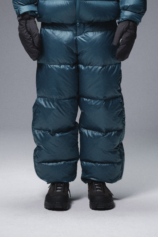 "겟다운(GET DOWN) 백컨트리 구스다운 팬츠"는 블루 그린 컬러의 세미와이드핏 구스다운 팬츠입니다. 겨울철 스노우스포츠, 하이킹, 아웃도어 활동에 적합하며, 보온, 방수, 방풍 기능을 갖춰 뛰어난 활동성을 보장합니다. 루즈핏에 두꺼운 두께감으로 편안한 착용감을 선사하며, 패딩 안감과 부드러운 촉감이 특징입니다. 밴딩 처리되어 활동성을 높였으며, 캠핑룩, 여행룩, 등산룩 등 다양한 TPO에 스포티, 고프코어, 캐주얼 스타일을 연출할 수 있습니다. 백컨트리 라인으로 디자인되어 겨울철 야외 활동에 최적화된 팬츠입니다.
