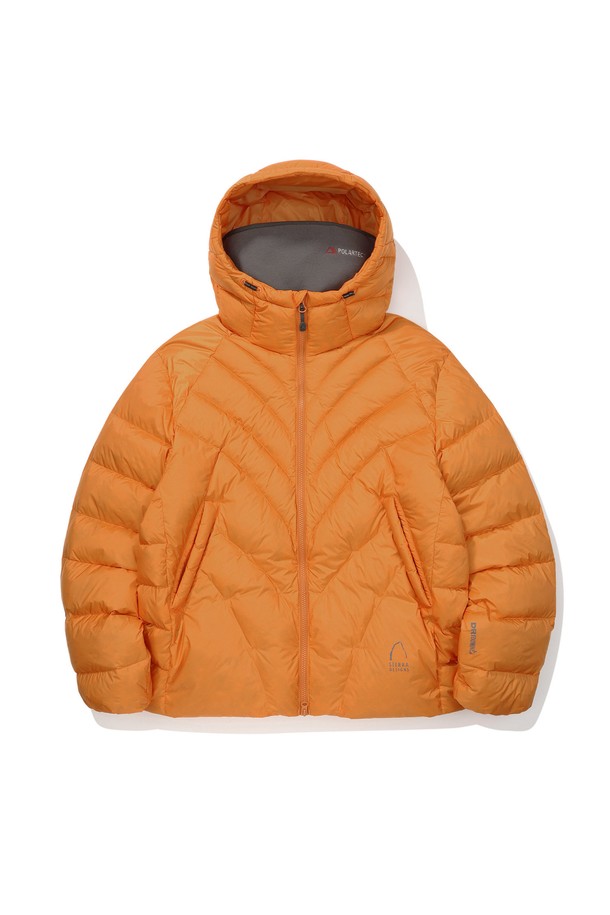 칼(CAL) 구스다운 후드 재킷 ORANGE는 겨울철 추위에도 끄떡없는 보온성을 제공하는 방풍 기능의 오버핏 패딩입니다. 부드러운 촉감의 구스다운 소재와 두꺼운 두께로 제작되어 일상생활과 스포츠 활동 모두에 적합합니다. 톤온톤 오렌지 컬러의 무지 디자인으로 스포티하면서도 캐주얼한 스타일을 연출합니다. 집업 방식으로 간편하게 착용 가능하며, 긴 소매와 후드가 있어 더욱 따뜻하고 편안합니다. 크롭 기장으로 활동성을 높인 실용적인 아이템입니다.
