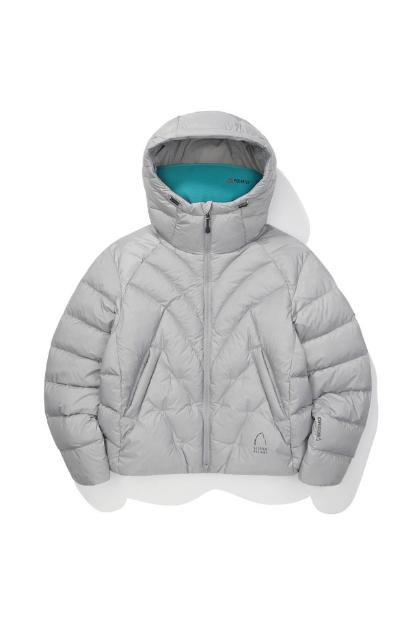 W) 칼(CAL) 구스다운 후드 재킷 LIGHT GREY는 여성용 구스다운 자켓입니다. 라이트 그레이 컬러의 무지 디자인으로, 일상과 스포츠 활동 모두에 적합합니다. 두꺼운 두께감과 부드러운 촉감, 긴 소매 기장으로 겨울철 보온성을 높였습니다. 숏패딩 스타일의 오버핏으로 캐주얼하고 스포티한 스타일을 연출하며, 후드와 집업 여밈 방식이 특징입니다. 가볍고 따뜻한 경량 구스다운 소재를 사용하여 편안하게 착용할 수 있습니다.
