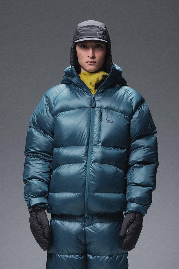 겟다운(GET DOWN) 백컨트리 구스다운 재킷 BLUE GREEN은 남성용 구스다운 재킷입니다. 스노우스포츠, 아웃도어, 일상에서 활용 가능하며, 겨울철 보온과 방풍 기능을 제공합니다. 블루 그린 컬러에 무지 패턴으로, 스포티한 스타일을 연출합니다. 오버핏으로 편안하게 착용 가능하며, 후드와 포켓 디테일이 있습니다. 여행, 등산, 캠핑룩 등 다양한 TPO에 활용할 수 있습니다.
