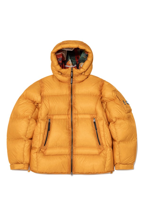 컬러라마 헤비 구스 다운 재킷 YELLOW는 캐주얼, 스포티, 미니멀 스타일을 모두 아우르는 공용 겨울 아우터입니다. 옐로우 컬러의 무지 디자인에 오버핏 크롭 기장으로, 트렌디한 스타일을 연출합니다. 부드러운 촉감의 구스다운 소재와 두꺼운 두께감으로 뛰어난 보온성과 방풍 기능을 제공합니다. 긴 소매, 집업 여밈 방식, 후드 및 지퍼 포켓 디테일이 실용성을 더하며, 일상에서 편안하게 착용하기 좋습니다.
