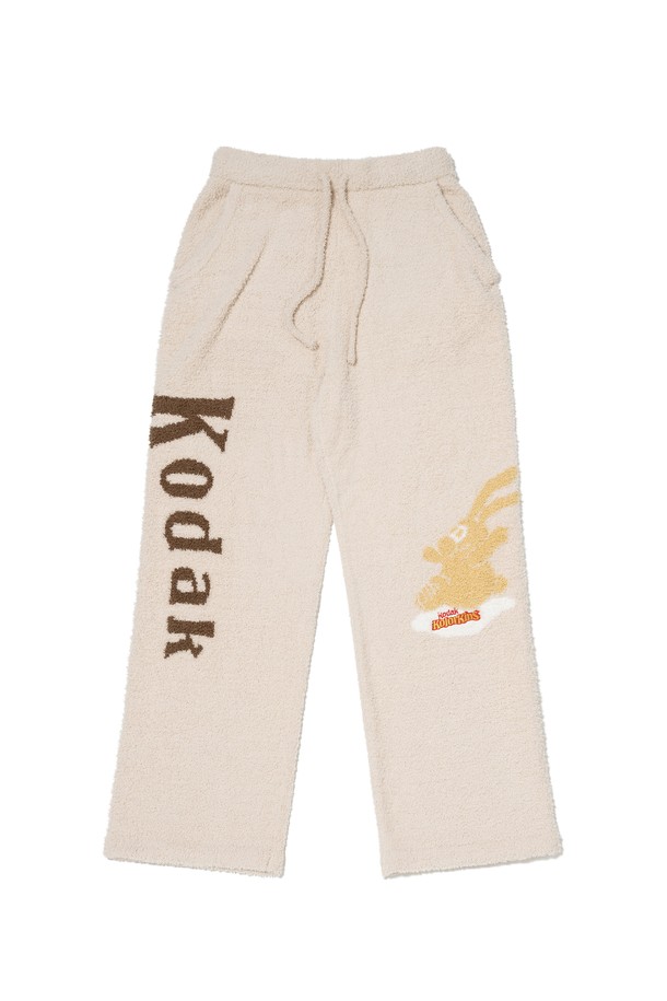 씨네라운지 소프트 자카드 팬츠 아이보리는 봄, 여름 시즌에 어울리는 루즈핏 반바지입니다. 부드러운 면 소재로 제작되어 편안한 착용감을 선사하며, 얇은 두께감으로 시원하게 즐길 수 있습니다. 캐주얼, 미니멀, 리조트 스타일을 모두 소화할 수 있으며, 여행룩, 휴가룩, 봄 소풍룩에 특히 잘 어울립니다. 아이보리 컬러에 자카드 패턴과 측면 프린트 디테일이 더해져 포인트를 더했습니다. 밴딩 처리로 편안하게 착용할 수 있습니다.
