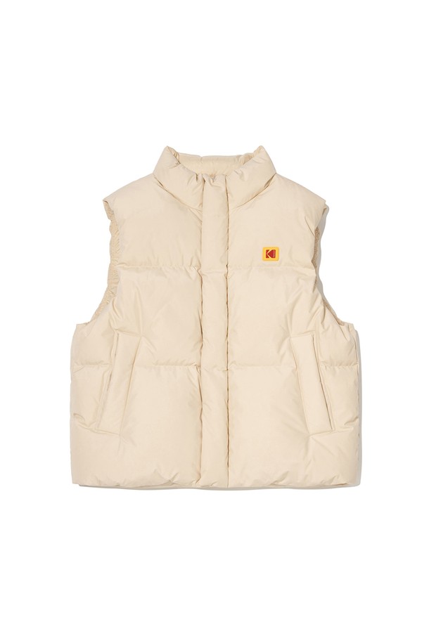 아이보리 컬러의 스텐넥(stand-neck) 덕다운 베스트입니다. 겨울철 데일리룩을 위한 베이직 스타일로, 세미 오버핏으로 편안하게 착용 가능합니다. 700 필파워 이상의 덕다운(오리 솜털 80%, 오리 깃털 20%) 충전재로 뛰어난 보온성을 제공하며, 고급스러운 촉감이 특징입니다. 스텐넥 디자인과 소매, 밑단 스트랩으로 스타일리시함을 더했고, 출근룩과 모임룩 등 다양한 TPO에 활용할 수 있습니다. 클래식, 미니멀, 캐주얼 등 폭넓은 스타일을 소화하는 활용도 높은 아이템입니다.
