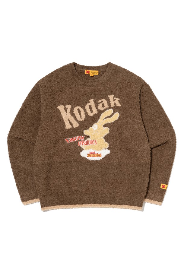 씨네라운지 소프트 자카드 맨투맨 BROWN은 부드러운 촉감의 소프트 자카드 원단을 사용하여 제작된 캐주얼 스타일의 맨투맨입니다. 톤 다운된 브라운 컬러로 다양한 룩에 매치하기 용이하며, 봄, 가을, 겨울 세 계절 모두 활용 가능합니다. 레귤러 핏에 라운드넥 디자인으로 편안한 착용감을 선사하며, 긴 소매 기장과 두꺼운 두께감으로 보온성을 더했습니다. 자카드 패턴과 로고 디테일이 돋보이는 이 맨투맨은 미니멀한 스타일을 즐기는 분들께 추천합니다.
