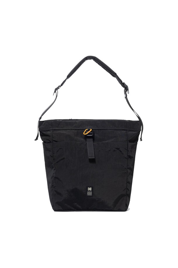 하드웍스 토트백 BLACK은 미니멀하고 시크한 스타일을 추구하는 남성분들을 위한 실용적인 가방입니다. 튼튼한 나일론 소재와 지퍼형 잠금 방식으로 제작되어 숄더 스트랩과 손잡이로 다양한 연출이 가능합니다. 미디엄 사이즈로 출근룩, 비즈니스 캐주얼, 여행룩 등 TPO에 구애받지 않고 활용할 수 있습니다. 무지 디자인의 사각형 토트백으로 어떤 스타일에도 자연스럽게 매치됩니다.
