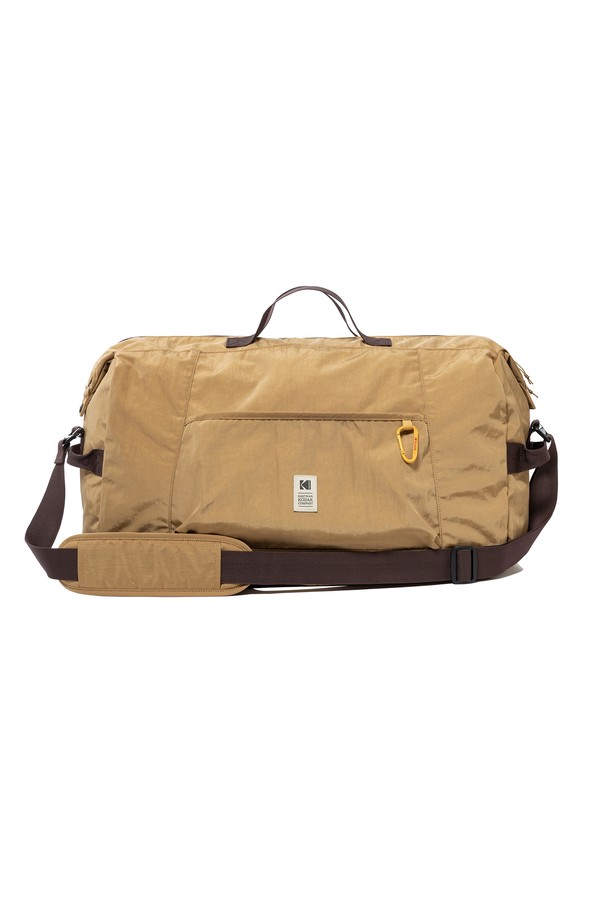 하드웍스 라지 보스턴백 BEIGE는 여행룩과 휴가룩에 어울리는 여성용 가방입니다. 미니멀하고 클래식한 디자인으로, 무지 패턴의 베이지 컬러가 어떤 스타일에도 잘 어울립니다. 넉넉한 수납 공간의 라지 사이즈로 여행 시 짐을 넉넉하게 수납할 수 있으며, 지퍼형 잠금 방식으로 내용물을 안전하게 보호합니다. 손잡이와 크로스 스트랩이 있어 다양한 방식으로 착용 가능하며, 일상에서도 활용하기 좋은 실용적인 아이템입니다.
