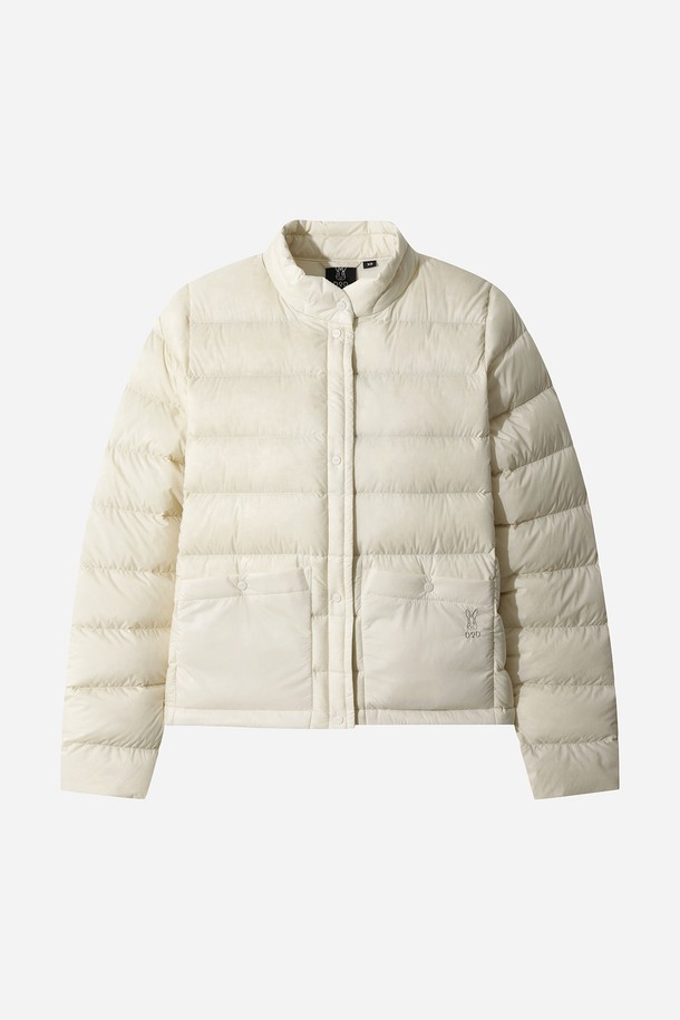 여성) 글린트 D7 경량 다운 재킷(IVORY)은 겨울철 따뜻함과 스타일을 동시에 만족시키는 필수 아이템입니다. 미니멀하고 베이직한 디자인에 아이보리 컬러가 더해져 어떤 옷에도 쉽게 매치할 수 있습니다. 가볍고 부드러운 나일론 소재를 사용하여 편안한 착용감을 선사하며, 레귤러 핏으로 제작되어 활동성을 높였습니다. 숏패딩 스타일의 두꺼운 두께감과 긴 소매, 집업 여밈 방식으로 보온성을 극대화한 제품입니다. 경량 다운 충전재와 안감 패딩으로 추운 날씨에도 따뜻하게 몸을 보호합니다.
