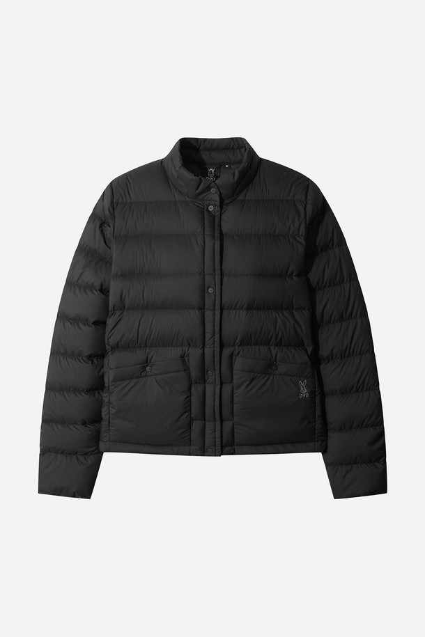 여성) 글린트 D7 경량 다운 재킷(BLACK)은 일상에서 활용하기 좋은 여성용 다운 재킷입니다. 미니멀하고 베이직한 스타일의 무지 디자인으로, 크롭 기장과 레귤러 핏으로 제작되었습니다. 보온성을 높여주는 두꺼운 두께감과 부드러운 촉감의 나일론 소재를 사용하여 겨울철 추위에도 따뜻하게 착용할 수 있습니다. 집업 스타일의 긴소매 패딩 재킷으로, 경량 설계로 활동성을 높였습니다. 
