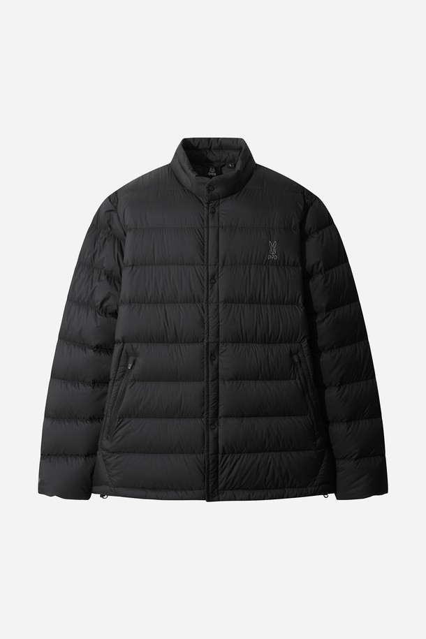 **남성) 글린트 D7 경량 다운 재킷 (BLACK)**

겨울철 추위를 효과적으로 막아줄 남성용 글린트 D7 경량 다운 재킷입니다. 얇고 가벼운 나일론 소재를 사용하여 활동성을 높였으며, 퀄팅 디자인으로 세련된 느낌을 더했습니다. 블랙 컬러의 미니멀하고 베이직한 스타일로 어떤 옷에도 쉽게 매치할 수 있습니다. 레귤러핏으로 편안한 착용감을 제공하며, 집업 여밈 방식으로 간편하게 입고 벗을 수 있습니다. 보온 기능과 경량성을 갖춰 일상생활에서 따뜻하고 쾌적하게 착용하기 좋습니다.
