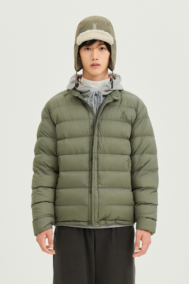 남성) 글린트 D7 경량 다운 재킷 (KHAKI)은 겨울철 캐주얼 및 스포티 스타일을 연출하기에 좋은 아이템입니다. 부드러운 촉감의 나일론 소재로 제작되어 가볍고 편안한 착용감을 제공하며, 퀄팅 디테일이 돋보이는 숏패딩 디자인입니다. 경량 소재와 뛰어난 보온성으로 한겨울에도 따뜻하게 입을 수 있으며, 오버핏으로 제작되어 트렌디한 스타일을 연출합니다. 집업 방식으로 간편하게 착용 가능하며, 카키 컬러의 무지 디자인으로 다양한 룩에 매치하기 용이합니다.
