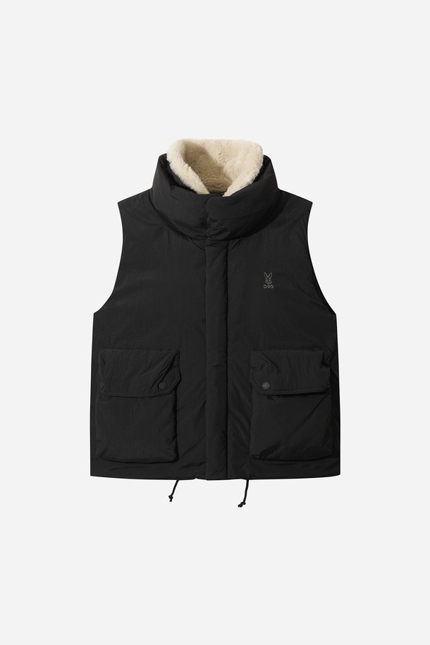 겨울철 일상 및 아웃도어 활동에 적합한 여성용 코나 하이웜 D7 베스트 다운(BLACK)입니다. 하이넥 디자인과 넉넉한 포켓 디테일이 돋보이며, 캐주얼 및 스포티한 스타일을 연출합니다. 가볍고 따뜻한 경량 패딩으로 제작되어 보온성을 높였으며, 부드러운 촉감의 나일론 소재를 사용하여 편안한 착용감을 제공합니다. 민소매 디자인으로 활동성을 더했으며, 레귤러핏으로 제작되어 다양한 스타일과 매치하기 좋습니다. 산책룩, 캠핑룩 등 다양한 TPO에 활용할 수 있는 실용적인 겨울 필수템입니다.
