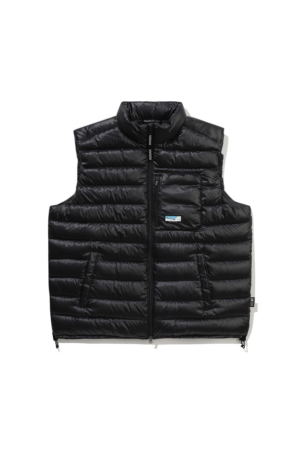 컬러라마 경량 구스 다운 베스트 BLACK은 가을, 겨울 시즌에 활용하기 좋은 남녀 공용 패딩 베스트입니다. 가볍고 부드러운 구스다운 충전재를 사용하여 뛰어난 보온성을 제공하며 일상 및 캐주얼 스타일 모두에 잘 어울립니다. 레귤러핏에 무지 디자인으로 제작되어 미니멀하고 클래식한 스타일을 연출하기 좋습니다. 집업 여밈 방식과 민소매 디자인으로 편안하게 착용 가능하며, 레이어드하여 다양한 스타일을 연출할 수 있습니다.
