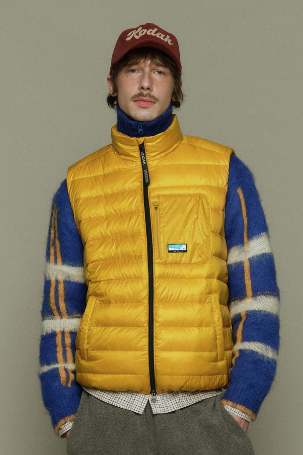 컬러라마(Colorama) 경량 구스 다운 베스트 옐로우는 가을, 겨울철 일상 및 캐주얼 룩에 활용하기 좋은 패딩 베스트입니다. 가볍고 따뜻한 구스 다운 충전재를 사용하여 보온성을 높였으며, 부드러운 촉감으로 편안한 착용감을 제공합니다. 옐로우 컬러의 무지 디자인에 레귤러핏으로 제작되어 캐주얼, 스포티, 미니멀 스타일을 연출하기 좋습니다. 캠핑룩이나 여행룩 등 다양한 TPO에 활용 가능하며, 집업 여밈 방식과 포켓 디테일로 실용성을 더했습니다. 민소매 디자인으로 활동성을 높였으며, 두꺼운 두께감으로 따뜻하게 착용할 수 있습니다.
