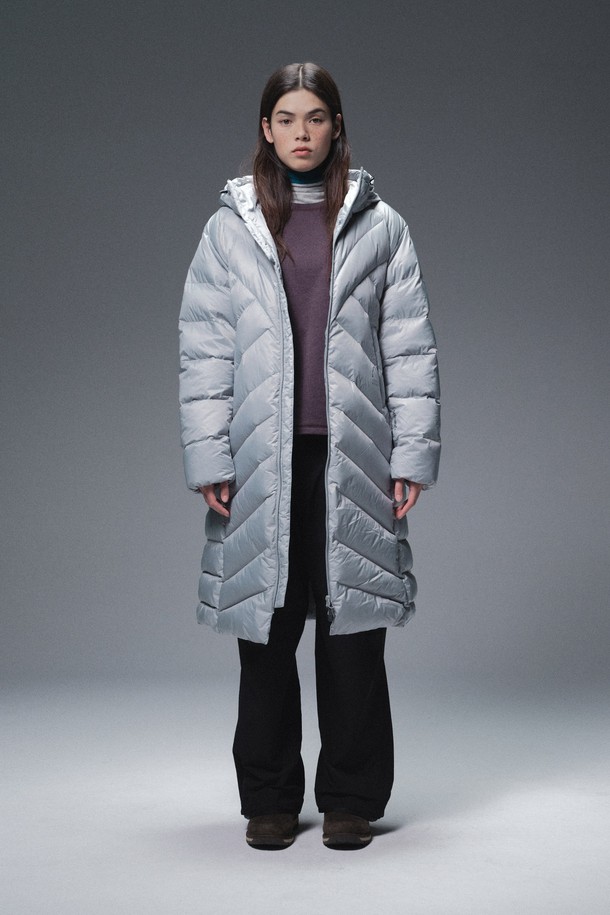 W) 칼(CAL) 롱 구스다운 재킷 LIGHT GREY는 여성용 구스다운 자켓입니다. 라이트 그레이 컬러의 무지 디자인에 롱 기장과 오버핏으로, 스포티하면서도 캐주얼한 스타일을 연출합니다. 두꺼운 두께감과 부드러운 촉감의 구스다운 소재로 제작되어 보온성이 뛰어나며, 집업 여밈 방식과 후드, 퀄팅 디테일이 특징입니다. 겨울철 일상 및 겨울 스포츠 활동에 적합하며, 경량 설계로 활동성을 높였습니다.
