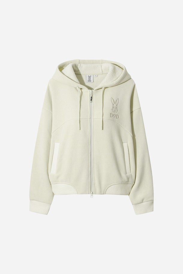 여성) 스테이웜 후드 집업 재킷(IVORY DARK)은 가을, 겨울철 일상 및 산책룩에 적합한 레귤러핏 후드 집업 자켓입니다. 부드러운 촉감과 두꺼운 두께로 보온성을 높였으며, 아이보리 색상의 무지 디자인으로 캐주얼, 스포티, 미니멀 스타일을 연출할 수 있습니다. 긴 소매와 후드 디테일이 특징이며, 집업 방식으로 간편하게 착용 가능합니다. 크롭 기장으로 트렌디한 스타일을 더했습니다.
