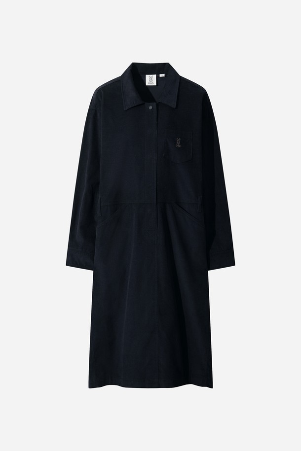 **여성) 코듀로이 셔츠 원피스(NAVY)**

가을과 겨울, 포근함을 선사할 여성 코듀로이 셔츠 원피스입니다. 네이비 컬러의 무지 디자인으로, 캐주얼하고 베이직한 스타일을 연출합니다. 셔츠 디테일과 버튼다운 디자인이 돋보이며, A라인 핏으로 여성스러운 실루엣을 강조합니다. 두꺼운 코듀로이 소재와 긴 소매 기장으로 따뜻함을 더하며, 출근룩과 모임룩 등 다양한 TPO에 활용 가능합니다. 레귤러핏으로 제작되어 편안한 착용감을 제공합니다.
