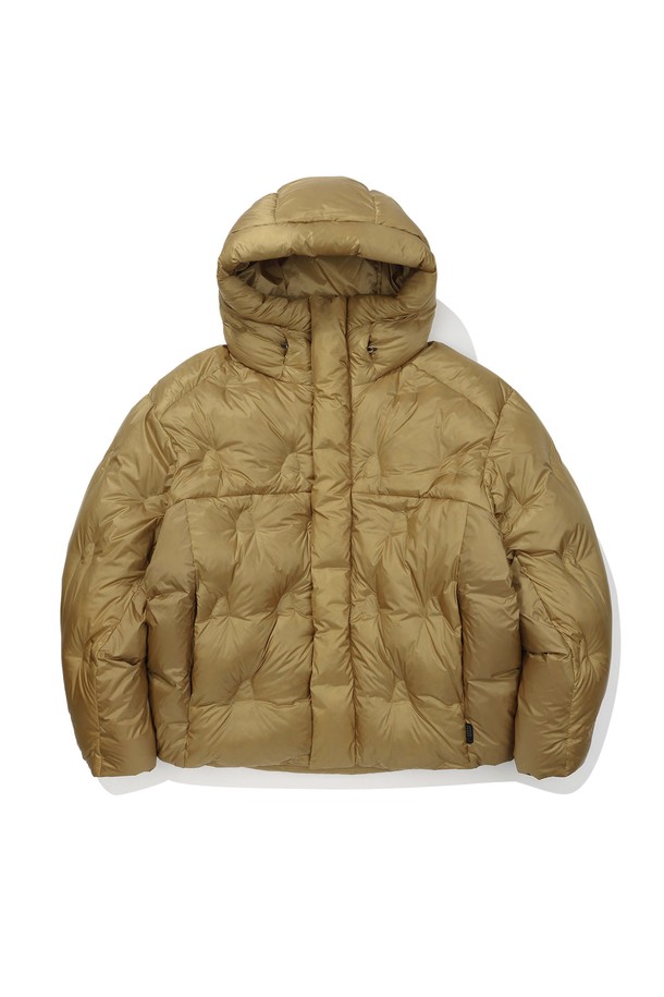 "하프돔(HALF DOME) 구스다운 재킷 KHAKI"는 겨울철 추위로부터 든든하게 보호해 줄 오버핏의 숏패딩입니다. 카키 컬러의 무지 디자인으로, 일상과 아웃도어 활동 모두에 적합하며 스포티하면서도 캐주얼한 스타일을 연출합니다. 부드러운 촉감의 구스다운 충전재와 두꺼운 두께감으로 뛰어난 보온성을 제공하며, 후드와 퀄팅 디테일이 특징입니다. 집업 방식으로 간편하게 착용 가능하며, 긴소매 기장과 경량 설계로 활동성을 높였습니다.
