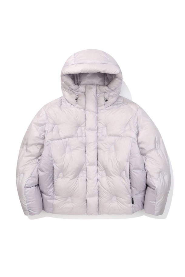 하프돔(HALF DOME) 구스다운 재킷 LIGHT GREY는 가볍고 따뜻한 겨울철 필수 아이템입니다. 일상과 스포츠 활동에 모두 적합하며, 스포티, 캐주얼, 미니멀 스타일을 연출할 수 있습니다. 경량 구스다운 소재와 두꺼운 두께감으로 뛰어난 보온성을 제공하며, 부드러운 촉감이 특징입니다. 오버핏 크롭 기장으로 활동성을 높였으며, 후드와 집업 여밈 방식으로 편안함을 더했습니다. 캠핑룩, 등산룩 등 다양한 TPO에 활용 가능하며, 라이트 그레이 컬러의 무지 디자인으로 어떤 스타일에도 쉽게 매치할 수 있습니다.
