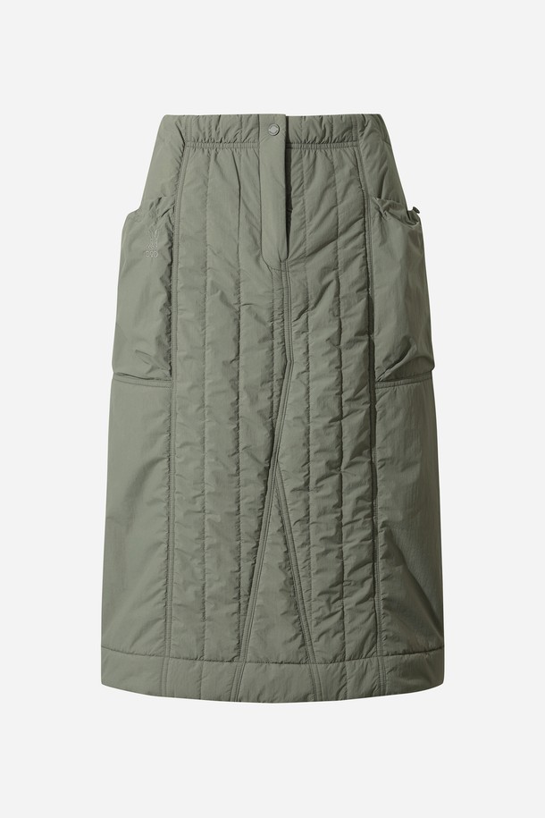 여성 에어로겔 패딩 스커트(L.CHARCOAL GREY)는 겨울철 캐주얼 및 스포티 스타일을 연출하기에 적합합니다. 차콜 그레이 컬러의 무지 디자인으로, H라인 핏과 미니 기장이 특징입니다. 우수한 단열 효과를 제공하는 HEATLOCK AERO AEROGEL 기술이 적용된 에어로겔 충전재를 사용하여 보온성과 경량성을 동시에 잡았습니다. 부드러운 촉감의 나일론과 폴리에스터 혼방 소재로 제작되었으며, 전면 포켓 디테일이 실용성을 더합니다. 핏은 레귤러핏이며, 안감은 패딩 처리되어 따뜻하게 착용할 수 있습니다.
