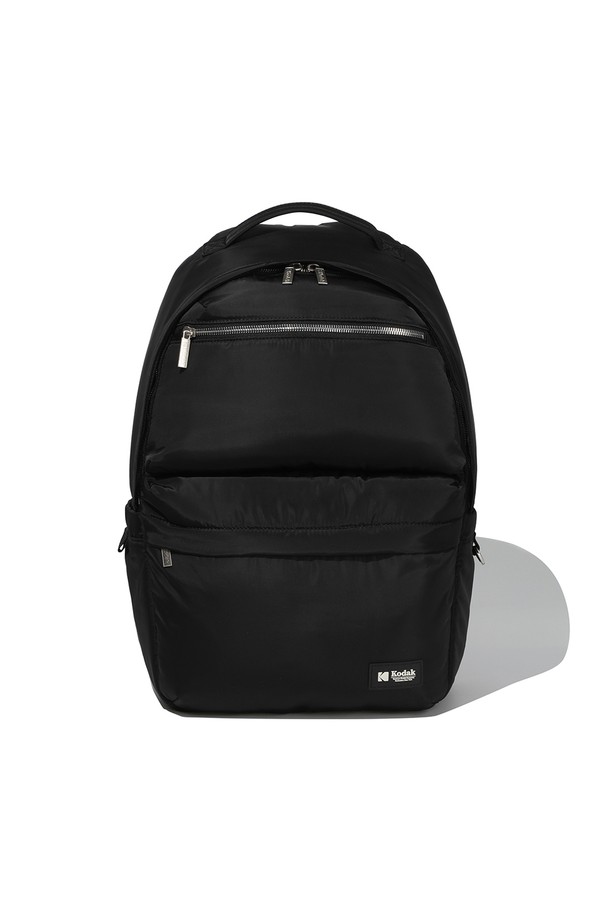 플래쉬트윌 라지 백팩 BLACK은 남성을 위한 미니멀하고 시크한 디자인의 백팩입니다. 나일론과 폴리에스테르 소재로 제작되어 내구성이 뛰어나며, 무지 패턴의 블랙 컬러로 어떤 스타일에도 잘 어울립니다. 넉넉한 수납공간과 메쉬 포켓, 노트북 수납 기능까지 갖춰 출근룩, 여행룩, 비즈니스 캐주얼 등 다양한 TPO에 활용 가능합니다. 사각 형태의 라지 사이즈로 넉넉한 수납이 가능하며, 지퍼형 잠금 방식으로 내용물을 안전하게 보호합니다.
