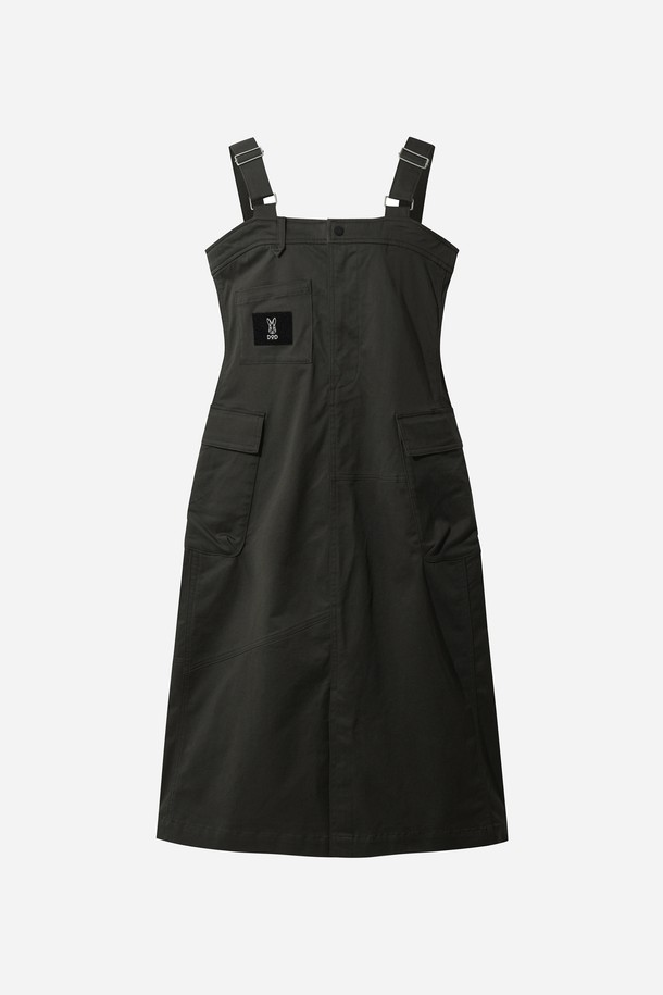 여성) 유틸리티 오버롤 원피스(D.CHARCOAL GREY)는 캐주얼, 미니멀, 워크웨어 스타일을 아우르는 오버롤 원피스입니다. 다크차콜그레이 색상으로, 봄, 가을에 데일리룩이나 캠핑룩으로 활용하기 좋습니다. 면과 폴리우레탄 혼방 소재로 제작되어 편안한 착용감을 선사하며, 신축성 있는 원단과 스퀘어넥 디자인으로 활동성을 높였습니다. 어깨 스트랩 조절이 가능하며, 실용적인 포켓 디테일이 돋보입니다. 오버핏으로 편안하게 착용할 수 있는 민소매 원피스입니다.
