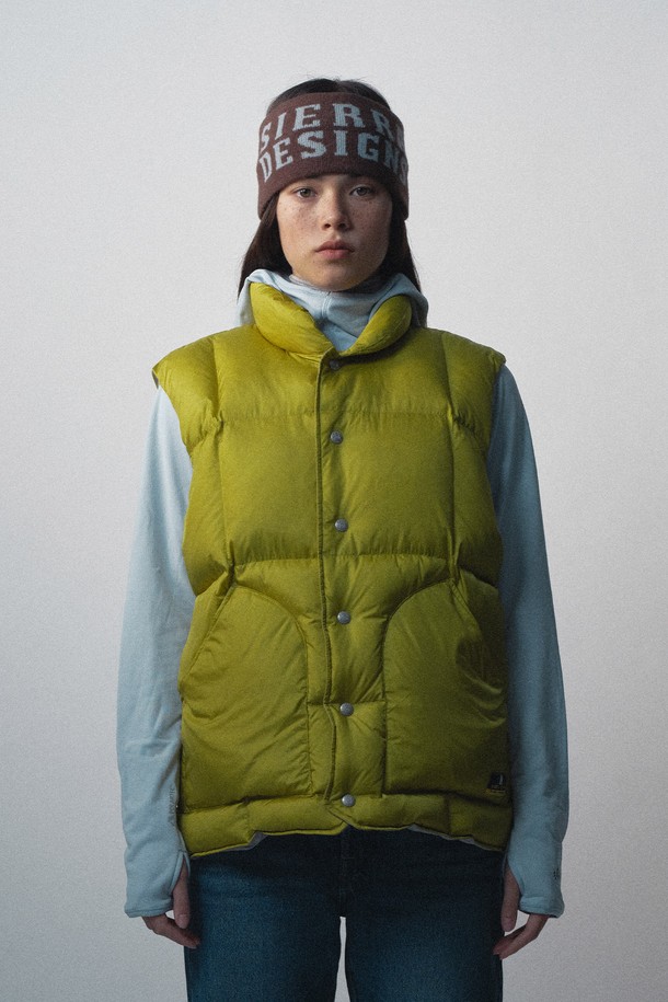 60주년(60th ANNIVERSAR) 휘트니 라이트 구스다운 베스트는 옐로우 그린 컬러로, 간절기와 겨울철에 활용하기 좋은 아우터입니다. 800FP 구스다운 충전재를 사용하여 가볍고 따뜻하며, 발수, 방풍 기능으로 아웃도어 활동에도 적합합니다. 레귤러핏으로 제작되어 편안한 착용감을 제공하며, 양 사이드 대형 포켓은 실용성을 더합니다. 미니멀, 스포티, 고프코어 스타일을 아우르며, 여행, 캠핑, 등산 등 다양한 TPO에 활용할 수 있습니다.
