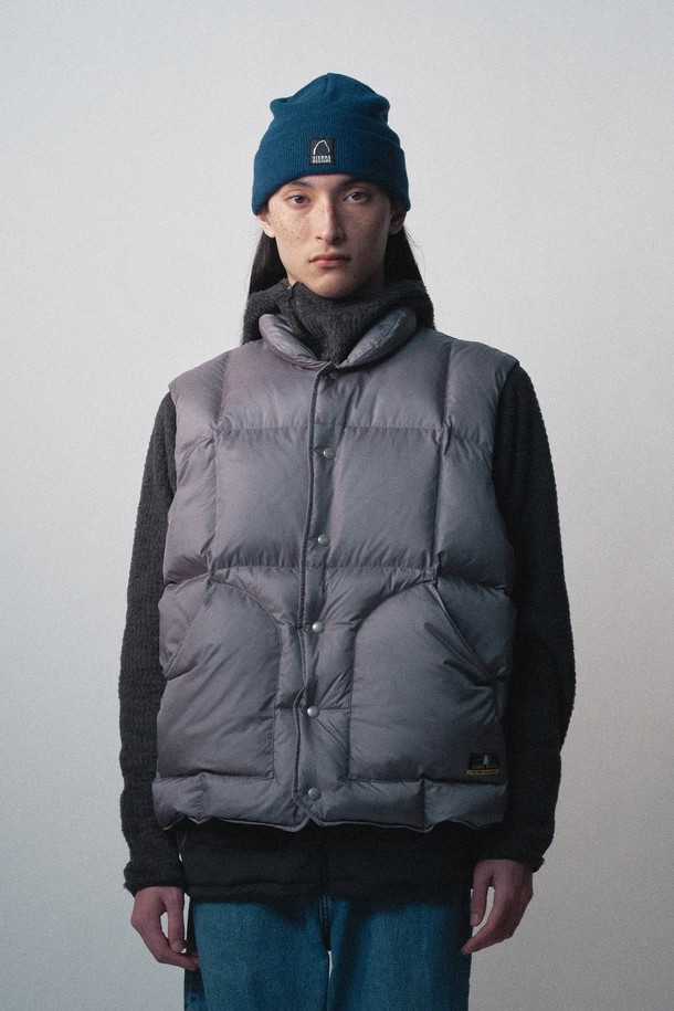 60주년(60th ANNIVERSAR) 휘트니 라이트 구스다운 베스트 GREY는 간절기와 겨울철에 활용하기 좋은 아우터입니다. 800FP 구스다운 충전재와 드라이다운 가공으로 뛰어난 보온성을 제공하며, 경량, 발수, 방풍 기능을 갖춰 활동성을 높였습니다. 미니멀하고 스포티한 디자인으로 일상, 아웃도어, 여행, 캠핑, 등산 등 다양한 TPO에 활용 가능합니다. 무지 디자인에 레귤러핏으로 제작되었으며, 양 사이드 대형 포켓과 버튼 여밈 방식으로 실용성을 더했습니다. 가볍게 휴대할 수 있도록 패커블 기능이 적용되었습니다.
