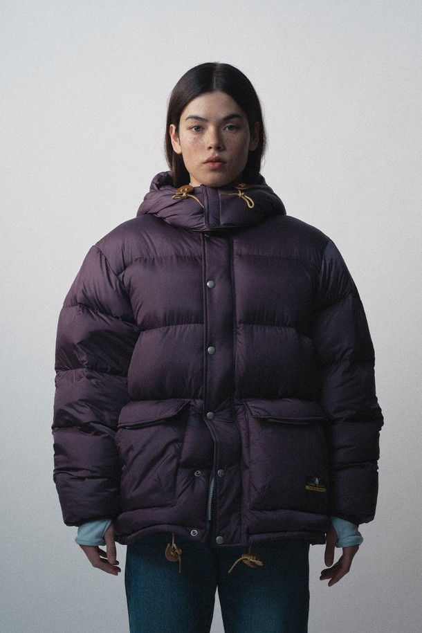 60주년(60th ANNIVERSARY) 휘트니 라이트 구스다운 재킷 퍼플은 클래식과 스포티 무드를 동시에 연출하는 공용 구스다운 재킷입니다. 800FP 구스다운 충전재를 사용하여 가볍고 따뜻하며, 뛰어난 보온성을 제공합니다. 발수, 방풍 기능으로 겨울철 아웃도어 활동은 물론 일상생활에서도 쾌적하게 착용할 수 있습니다. 탈부착 가능한 후드와 전면 입체 포켓, 패커블 디자인으로 실용성을 높였으며, 여행룩과 캠핑룩, 미니멀한 스타일에도 잘 어울립니다. 부드러운 촉감의 나일론 소재를 사용하여 편안한 착용감을 선사합니다.

