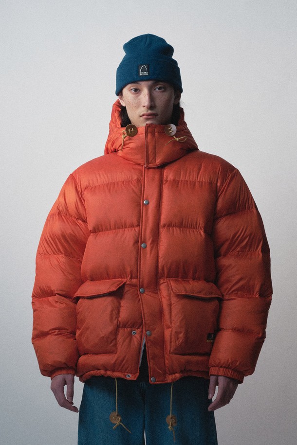 60주년(60th ANNIVERSARY) 휘트니 라이트 구스다운 재킷 오렌지 색상입니다. 일상과 아웃도어 활동 모두에 적합하며, 스포티하고 캐주얼한 스타일을 연출합니다. 800FP 구스다운 충전재와 방수, 방풍 기능을 갖춰 겨울철에도 따뜻하고 쾌적하게 착용할 수 있습니다. 레귤러핏으로 제작되었으며, 탈부착 후드, 3D 포켓, 패커블 포켓 등의 실용적인 디테일을 더했습니다. 여행, 캠핑, 등산 등 다양한 TPO에 활용 가능합니다.

